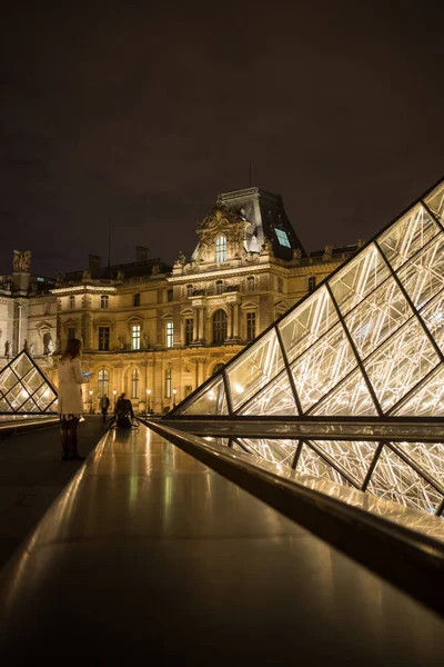 Музей пирамиды Лувра в Париже при ночном свете, Музей Лувра, Франция — стоковое фото