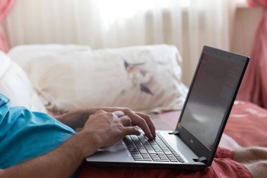 Tipik evde laptop notebook klavye üzerinde eller mans. Internet üzerinde tarama bilgilerini dostum. Serbest Bloglama, o çekmek kavramı.