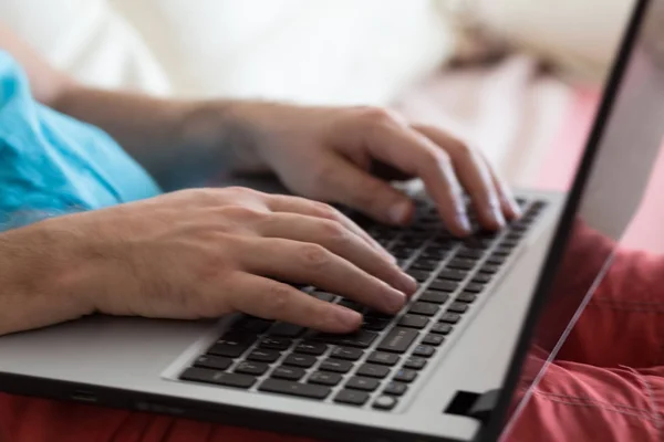 Mans hands typing on laptop notebook keyboard at home. Man browsing information on internet. Freelance blogging, it support concept. — Stock Photo, Image
