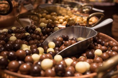 Belçika lezzetli truffle lezzetli çikolata üst üste şeker dükkanı görünümü. Gıda seyahat turizm.