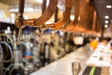 Bira bar Bar musluk, sayaç bulanıklık pub arka plan ile. Brussel Belçika