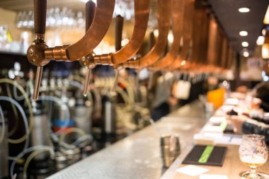 Bira bar Bar musluk, sayaç bulanıklık pub arka plan ile. Brussel Belçika