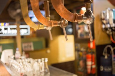 Bira bar Bar musluk, sayaç bulanıklık pub arka plan ile. Brussel Belçika