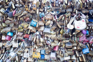 Paris, Fransa, sonsuzluk bağlantı aşk sembolü bir köprü üzerinde kilit seviyorum.