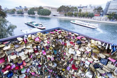 Paris, Fransa, sonsuzluk bağlantı aşk sembolü bir köprü üzerinde kilit seviyorum.