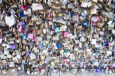 Paris, Fransa, sonsuzluk bağlantı aşk sembolü bir köprü üzerinde kilit seviyorum.