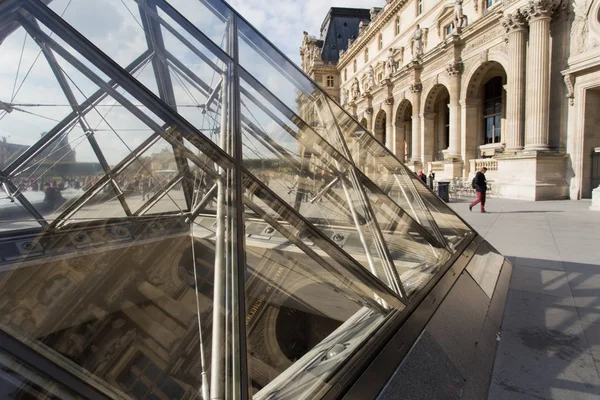 Paris, Musee du Louvre, piramid. — ストック写真