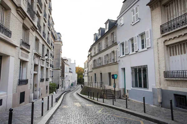 Δρόμους Montmartre στο Παρίσι, Γαλλία, Ευρώπη. Άνετο αστικό τοπίο της αρχιτεκτονικής και αξιοθέατα. Ταξίδι φιλικό προσωπικό έννοια — Φωτογραφία Αρχείου