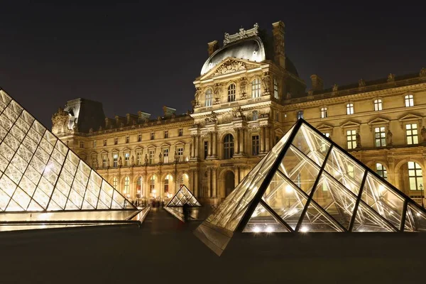 Museum der Lamellenpyramide in Paris bei nächtlichem Licht, musee du louvre. — Stockfoto