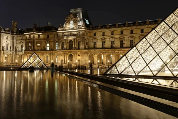 Piramide van de Louvremuseum in Parijs bij nachtlicht, Musee du Louvre. — Stockfoto