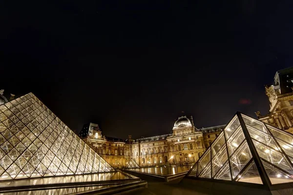 Museum der Lamellenpyramide in Paris bei nächtlichem Licht, musee du louvre. — Stockfoto