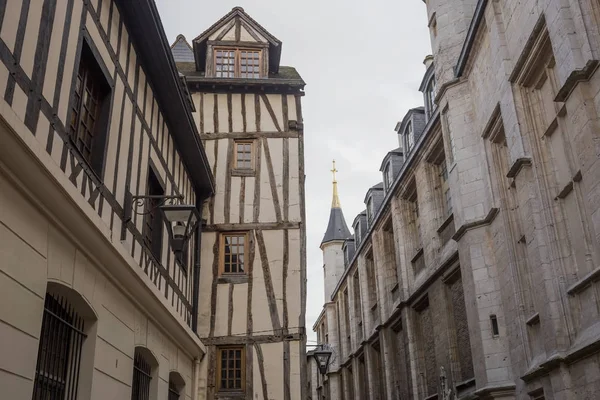 Stary i pochyloną domy w Rue Eau de Robec w Rouen w deszczowy dzień. Rue Eau-de-Robec jest jednym z głównych ulic Rouen. Górna Normandia, Francja. — Zdjęcie stockowe