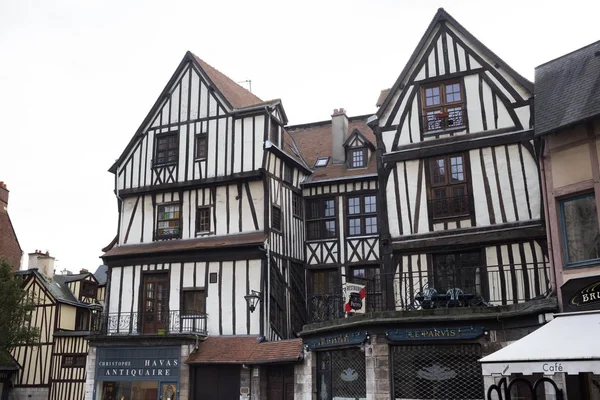 Case vecchie e inclinate in Rue Eau de Robec a Rouen in un giorno di pioggia. Rue Eau-de-Robec è una delle principali strade turistiche di Rouen. Alta Normandia, Francia . — Foto Stock