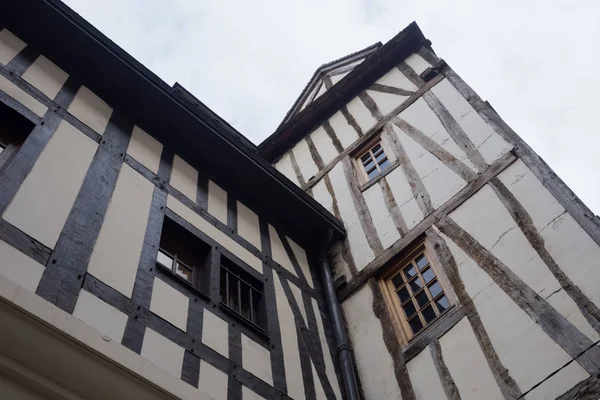 Casas antiguas e inclinadas en Rue Eau de Robec en Rouen en un día lluvioso. Rue Eau-de-Robec es una de las principales calles turísticas de Rouen. Alta Normandía, Francia . —  Fotos de Stock