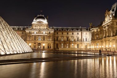 Gece lambası, Musée du Louvre, Paris Louvre piramit Müzesi.