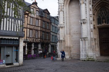 Rouen. Yağmurlu bir günde eski ve eğik evleri, Rue Eau de Robec. Rue Eau-de-Robec Rouen başlıca turistik sokaklarında biridir. Upper Normandy, Fransa.