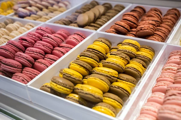 Macaroons renkli geleneksel Fransız tatlılar macarons bir dükkanda