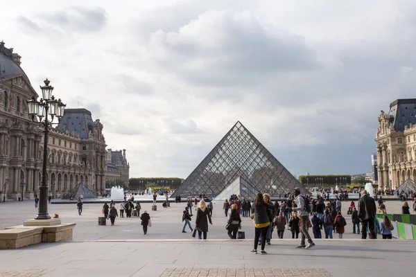 Paris, Musee du Louvre, piramid. — Stock fotografie