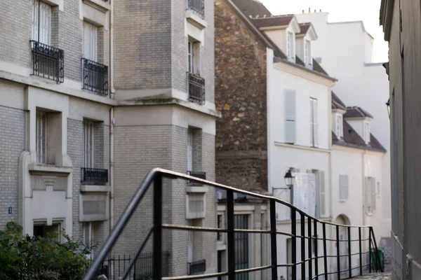 Uliczki Montmartre w Paryż, Francja, Europa. Przytulne cityscape architektura i zabytki. Koncepcja Botleigh podróży — Zdjęcie stockowe