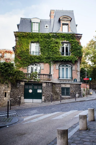 Las calles Montmartre en París, Francia, Europa. Acogedor paisaje urbano de arquitectura y monumentos. Viajes concepto sightseeng — Foto de Stock