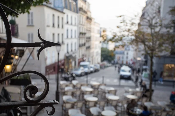 Ulice Montmartre v Paříži, Francie, Evropa. Útulný panoráma architektury a památek. Cestování prohlídka koncept — Stock fotografie