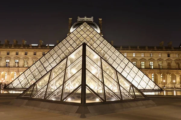 Museum der Lamellenpyramide in Paris bei nächtlichem Licht, musee du louvre. — Stockfoto