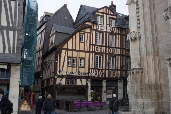 Rouen. Old and tilted houses at Rue Eau de Robec on a rainy day. Rue Eau-de-Robec is one of the main tourist streets of Rouen. Upper Normandy, France. — Stock Photo, Image