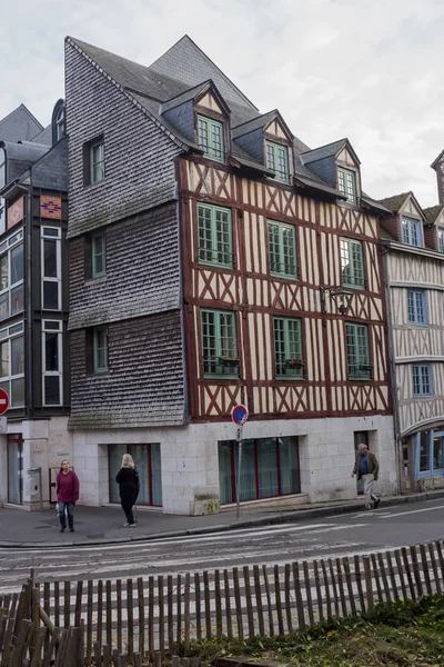 Rouen. Casas antigas e inclinadas na Rue Eau de Robec num dia chuvoso. A Rue Eau-de-Robec é uma das principais ruas turísticas de Rouen. Alta Normandia, França . — Fotografia de Stock