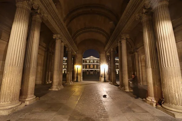 Museo piramidal del Louvre en París a la luz de la noche, Museo del Louvre . —  Fotos de Stock