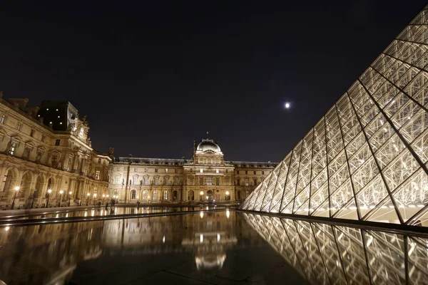 Pyramida v pařížském muzeu Louvre v noci světlo, Musee du Louvre. — Stock fotografie