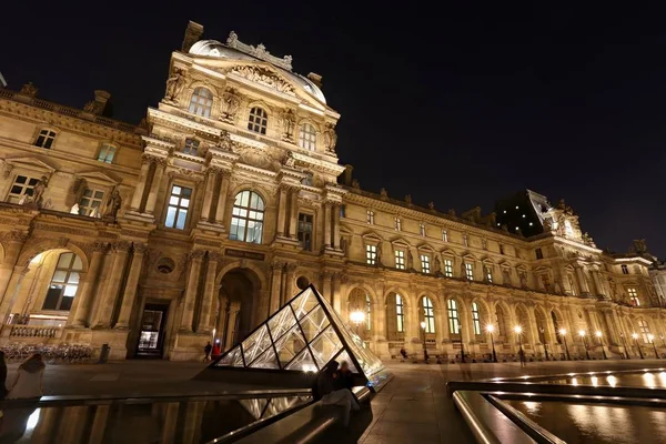 Piramide van de Louvremuseum in Parijs bij nachtlicht, Musee du Louvre. — Stockfoto