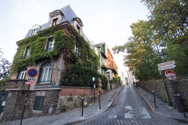 Paris, Fransa, Avrupa'nın Montmartre sokak. Rahat cityscape, mimari ve yerler. Seyahat sightseeng kavramı