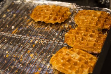 Fırın ekmek üreticileri - gıda arka plan içinde Belçika waffle yemek. Gaufres au sucre