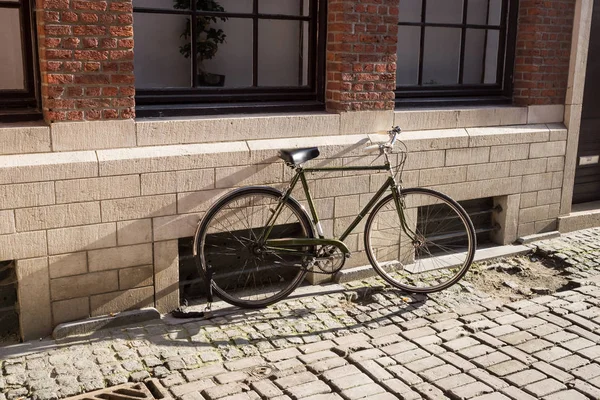 Cykler og blomster i Amsterdam Holland Holland nær berømte UNESCO verdensarv kanaler Singel med typiske hollandsk husbåde - Stock-foto