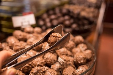 Belçika lezzetli truffle lezzetli çikolata üst üste şeker dükkanı görünümü. Gıda seyahat turizm.