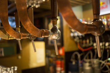 Bira bar Bar musluk, sayaç bulanıklık pub arka plan ile. Brussel Belçika