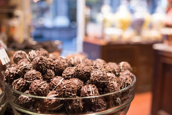 Belçika lezzetli truffle lezzetli çikolata üst üste şeker dükkanı görünümü. Gıda seyahat turizm.