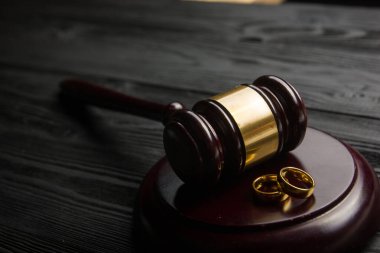 Boşanma ve ayrılma kavramı. İki altın alyans, Yargıç Tokmak..