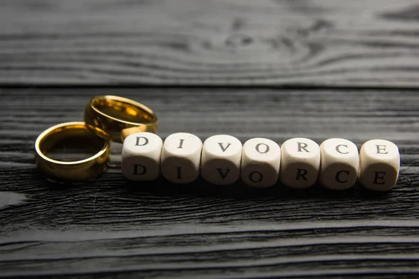 Scheidings- en scheidingsconcept. Twee gouden trouwringen, rechter hamer. Woordenboek definitie — Stockfoto