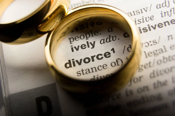Scheidings- en scheidingsconcept. Twee gouden trouwringen. Woordenboek definitie — Stockfoto