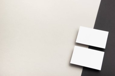 Tahta arka planda kartvizit boş. Şirket Kırtasiyesi, Marka Model. Yaratıcı tasarımcı masası. Düz yatıyordu. Metin için alanı kopyala