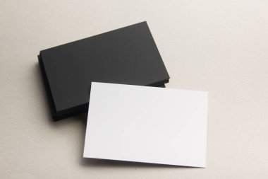 Tahta arka planda kartvizit boş. Şirket Kırtasiyesi, Marka Model. Yaratıcı tasarımcı masası. Düz yatıyordu. Metin için alanı kopyala