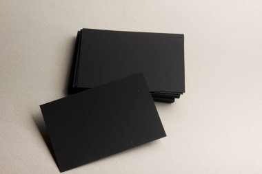 Tahta arka planda kartvizit boş. Şirket Kırtasiyesi, Marka Model. Yaratıcı tasarımcı masası. Düz yatıyordu. Metin için alanı kopyala