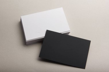 Tahta arka planda kartvizit boş. Şirket Kırtasiyesi, Marka Model. Yaratıcı tasarımcı masası. Düz yatıyordu. Metin için alanı kopyala