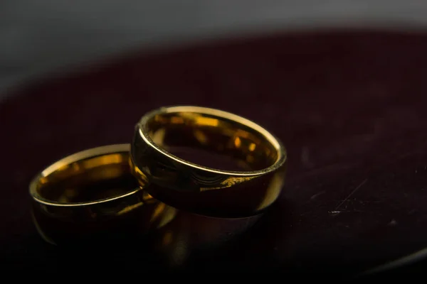Scheidings- en scheidingsconcept. Twee gouden trouwringen, rechter hamer. — Stockfoto