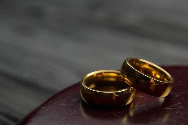 Scheidings- en scheidingsconcept. Twee gouden trouwringen, rechter hamer. — Stockfoto