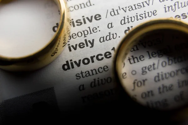 Scheidings- en scheidingsconcept. Twee gouden trouwringen. Woordenboek definitie — Stockfoto