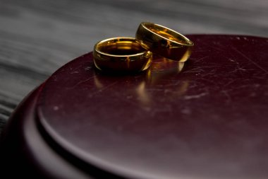 Boşanma ve ayrılma kavramı. İki altın alyans, Yargıç Tokmak..