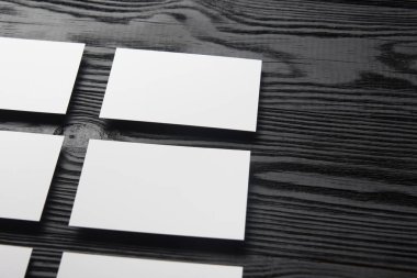 Siyah tahta arka planda kartvizit boş. Şirket Kırtasiyesi, Marka Model. Yaratıcı tasarımcı masası. Düz yatıyordu. Metin için alanı kopyala