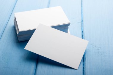 Mavi ahşap arka planda kartvizit boş. Şirket Kırtasiyesi, Marka Model. Yaratıcı tasarımcı masası. Düz yatıyordu. Metin için alanı kopyala